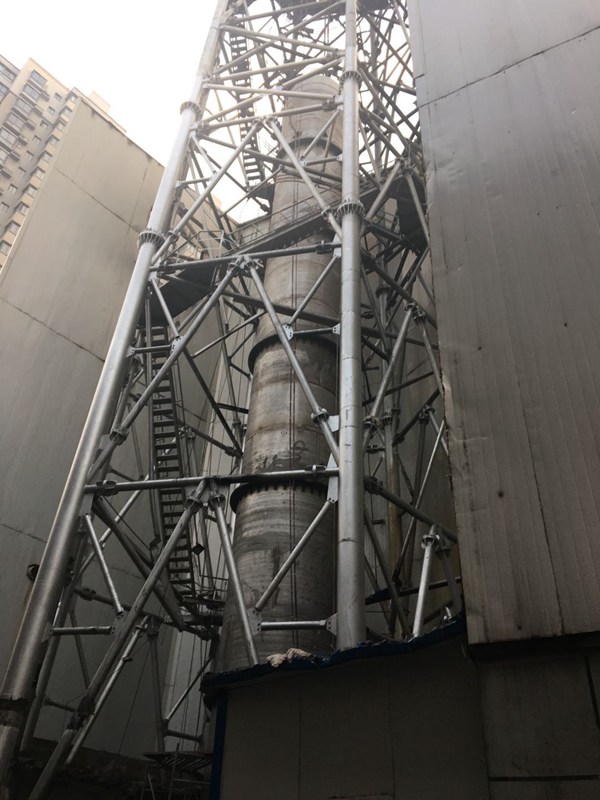 南門煙囪吊裝現場